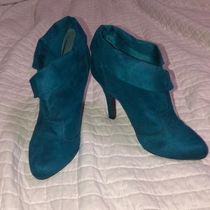 The prettiest blue ankle booties!